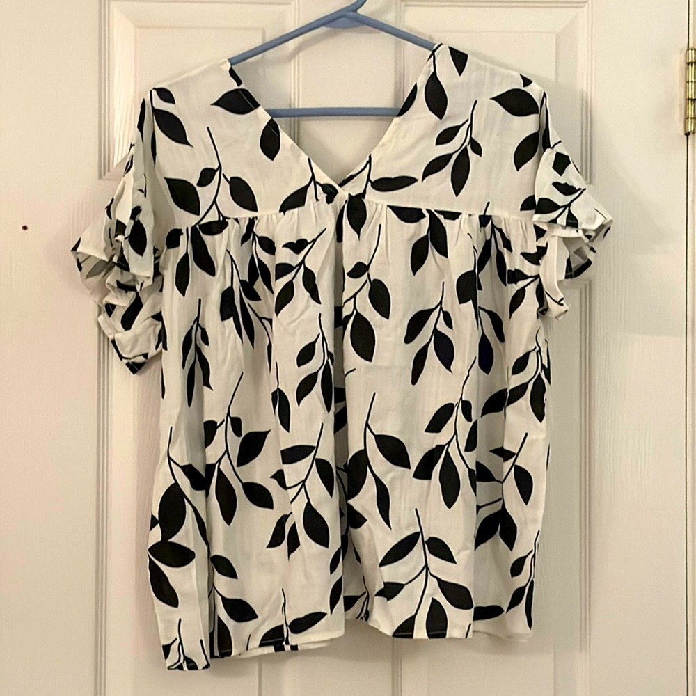 NEW Black & White Top Size L